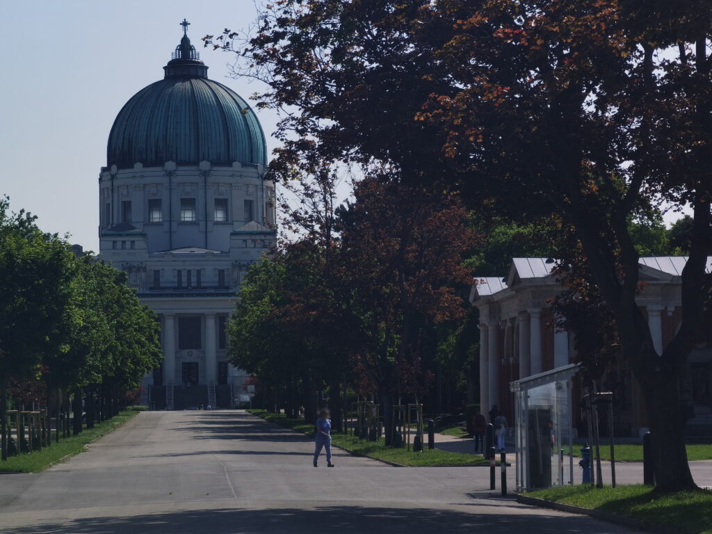 Vom Zentralfriedhof Tor 2 kommst du am schnellsten zur Karl-Borromäus-Kirche