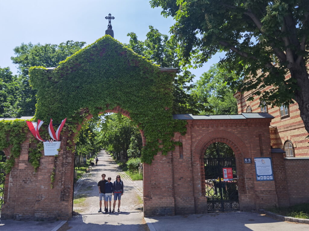 Der Sankt Marxer Friedhof mit seiner imposanten Backsteinmauer - hier ist der Eingang